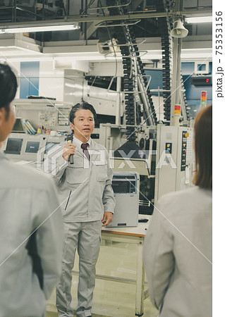 工場の朝礼 工場の朝礼 75353156