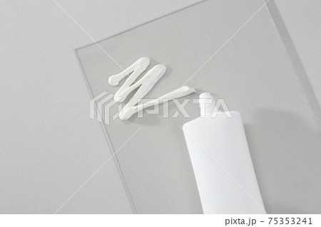 化粧品 クリーム チューブ 75353241