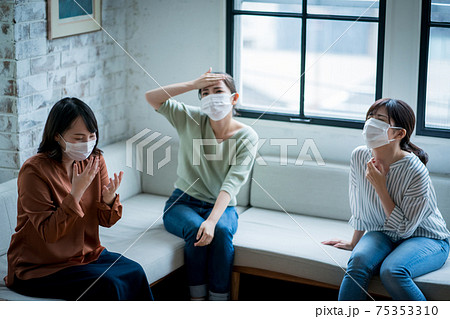 体調不良の女性が3人 75353310