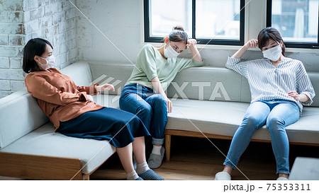 体調不良の女性が3人 75353311