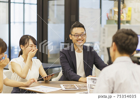 打ち合わせ 男女 ビジネス 打ち合わせ 男女 ビジネス 75354035