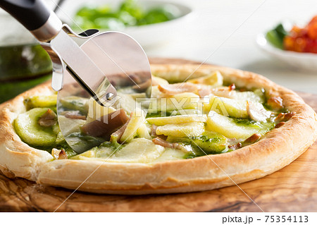 じゃがいもとベーコンのバジルソースのピザ 75354113