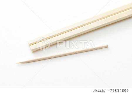 爪楊枝と割り箸 75354895