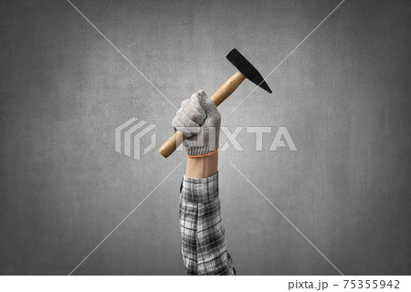 hand holds a construction tool hammer 75355942