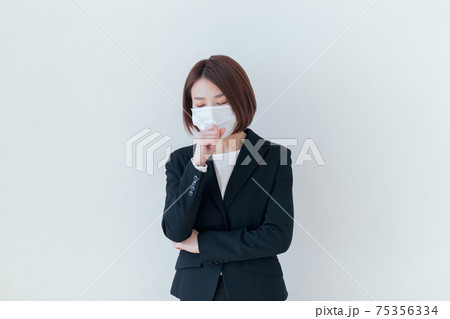 具合が悪いビジネスウーマン 75356334