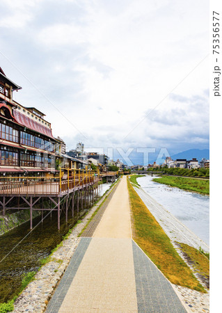 京都鴨川の河川敷と納涼床 75356577