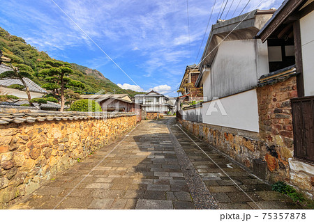 トンバイ堀のある裏通り　佐賀県有田町 75357878