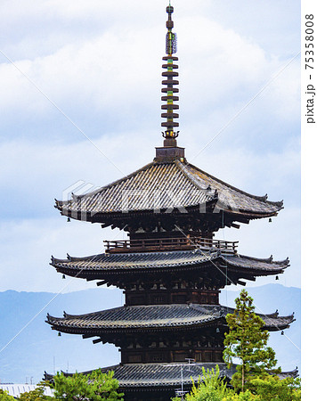 坂本龍馬の墓から見た法観寺の五重塔と京都の街並みの写真素材