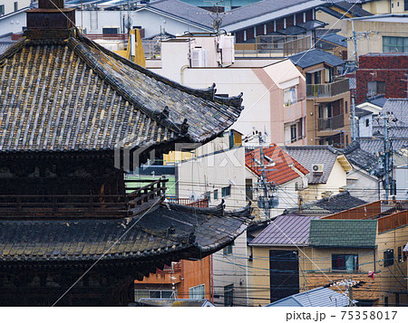 坂本龍馬の墓から見た法観寺の五重塔と京都の街並み 坂本龍馬の墓から見た法観寺の五重塔と京都の街並み 75358017