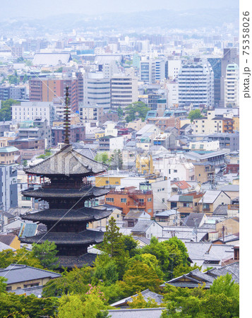 坂本龍馬の墓から見た法観寺の五重塔と京都の街並み 坂本龍馬の墓から見た法観寺の五重塔と京都の街並み 75358026