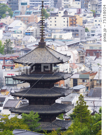 坂本龍馬の墓から見た法観寺の五重塔と京都の街並みの写真素材