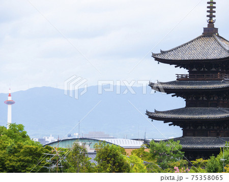 法観寺の五重塔と京都タワー（京都府京都市東山区）の写真素材 