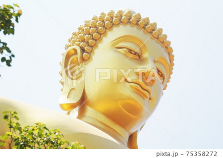 タイ・バンコクの寺院「ワット・パクナム」の巨大仏像の頭の写真素材