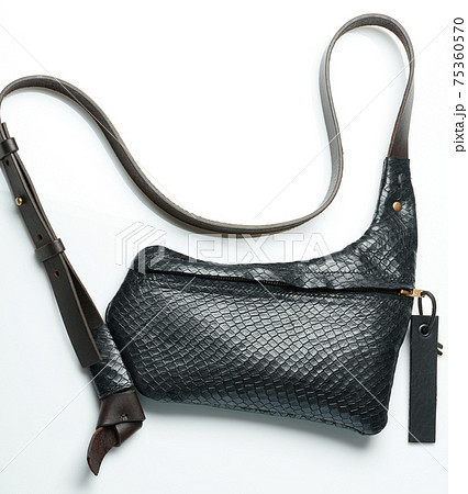 Black leather bag with shoulder strap 75360570