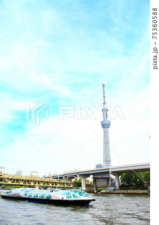 東京都、隅田川の水上バスと東京スカイツリーの風景 75360588