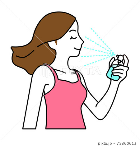 ミストをかける女性 75360613