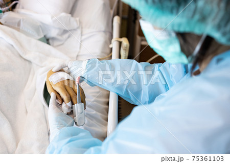 Asian patient's hand with an attached pulse oximeter on finger for monitoring,daughter holding mother's hand,look after elderly in a coma,seriously ill patient,intensive care in ICU room at hospital Asian patient's hand with an attached pulse oximeter on finger for monitoring,daughter holding mother's hand,look after elderly in a coma,seriously ill patient,intensive care in ICU room at hospital 75361103