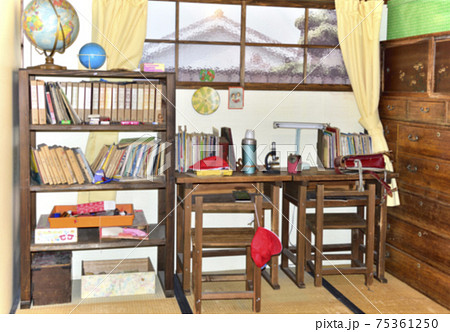 昭和イメージ 昭和の子ども部屋 ぼかし加工あり の写真素材