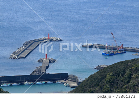 室戸岬漁港 三基の灯台 早春 (高知県 室戸市) 室戸岬漁港 三基の灯台 早春 (高知県 室戸市) 75361373