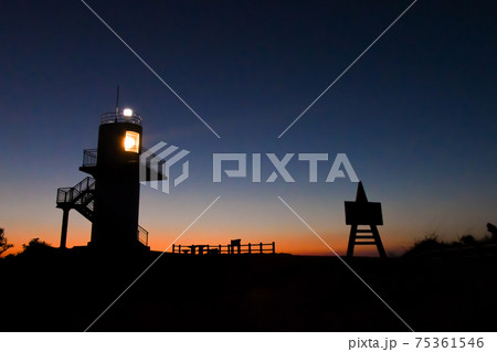 夕陽に映える灯台　夕陽に映える灯台　長崎県　生月島県　生月島 75361546