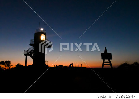夕陽に映える灯台　夕陽に映える灯台　長崎県　生月島県　生月島 75361547