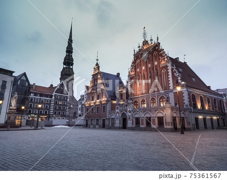 ラトビア・リガ 市庁舎広場・ブラックヘッド会館・聖ペトロ教会 / Riga, Latvia 75361567