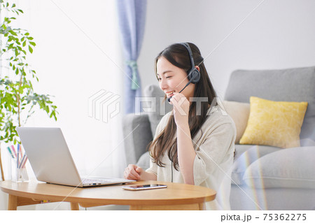 テレワークをする若い女性 75362275