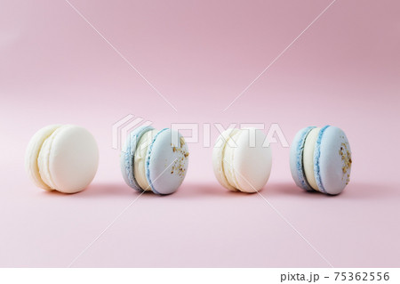 White and blue macaroons on the table, macaroons on pink background 75362556