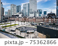 青空をバックに、日本の首都東京の表玄関、東京駅を印象的に写した一枚 75362866