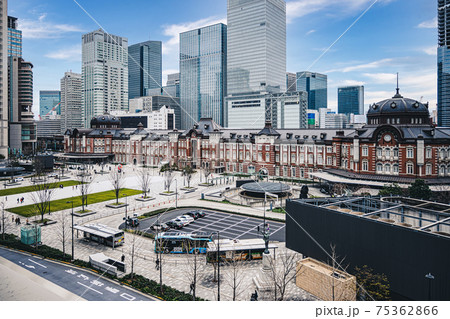 青空をバックに、日本の首都東京の表玄関、東京駅を印象的に写した一枚 75362866