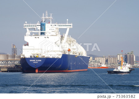 水島石油コンビナートで荷役をするLNGタンカーの景色 75363582