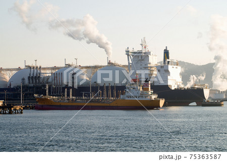 水島石油コンビナートで荷役をするLNGタンカーの景色 75363587
