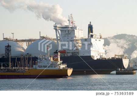 水島石油コンビナートで荷役をするLNGタンカーの景色 水島石油コンビナートで荷役をするLNGタンカーの景色 75363589