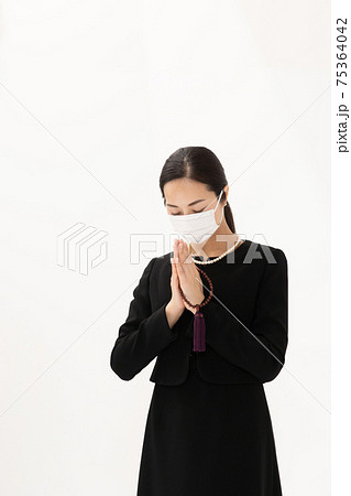 喪服の女性 合掌 マスク 喪服の女性 合掌 マスク 75364042
