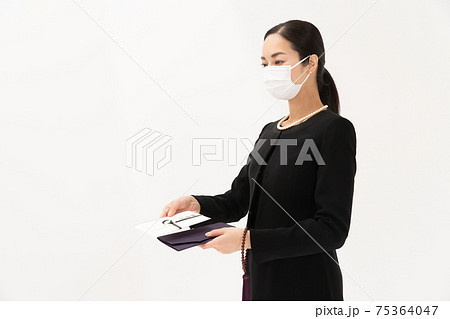 香典袋　喪服の女性　マスク 75364047