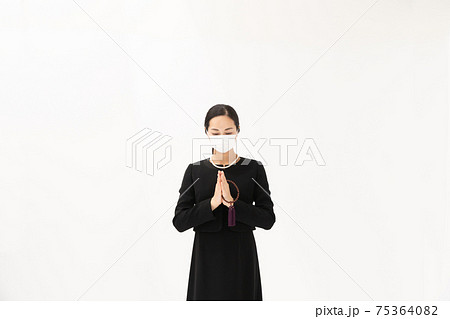 喪服の女性　合掌　マスク 75364082