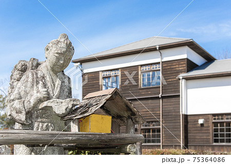 【勉強イメージ】二宮金次郎の石像と木造の校舎 【勉強イメージ】二宮金次郎の石像と木造の校舎 75364086