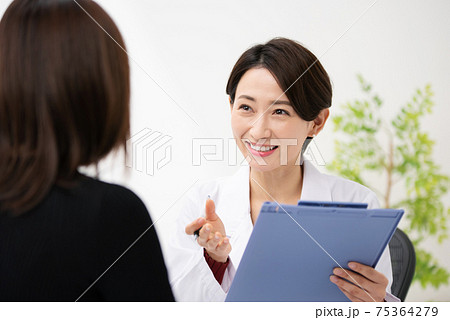 医療イメージ　対面　医師と患者　美容医療 75364279