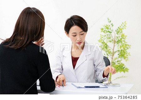 医療イメージ　対面　医師と患者　美容医療 75364285