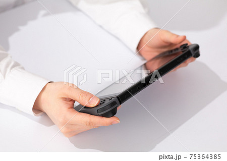 ゲームをする女性　ステイホーム 75364385