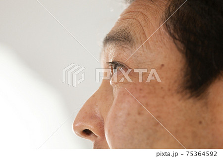 目元イメージ 中年男性 目元イメージ 中年男性 75364592