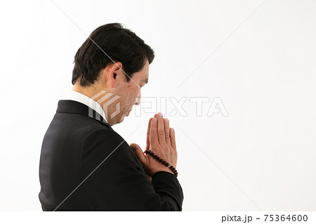 喪服の男性 合掌 喪服の男性 合掌 75364600