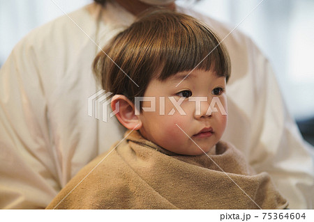 ヘアカット 子供 美容院の写真素材
