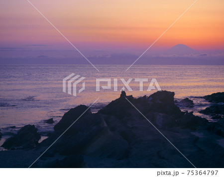 夕暮れの城ヶ島　 自然風景 75364797