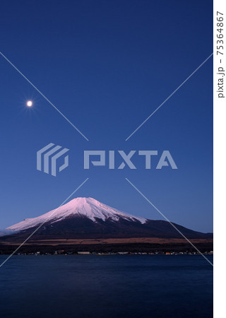 冬の富士山と月明かり 75364867