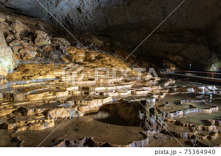 壮大な地下宮殿　秋芳洞 75364940