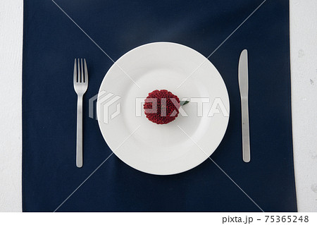 お皿の上に赤いお花にナイフとフォーク3 75365248