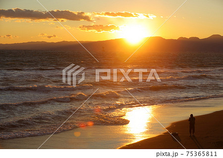 平塚海岸の夕暮れ 平塚海岸の夕暮れ 75365811