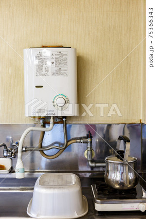 昭和レトロ 台所 ガス湯沸し器の写真素材 [75366343] - PIXTA