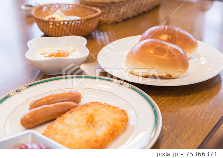 ホテルの朝ごはん 75366371